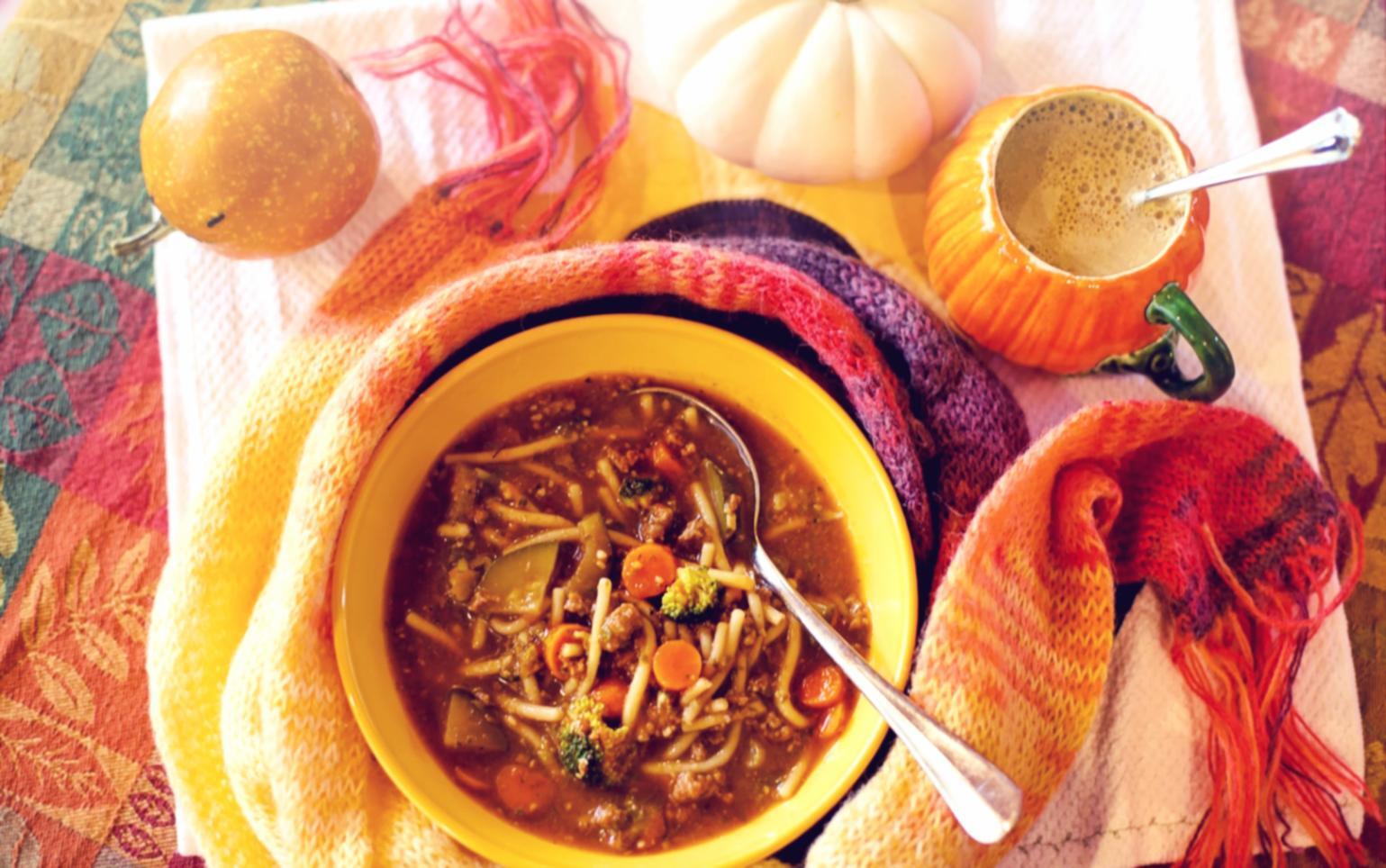 Uczestnicy programu podczas wspólnego warsztatu kulinarnego w jasnej sali